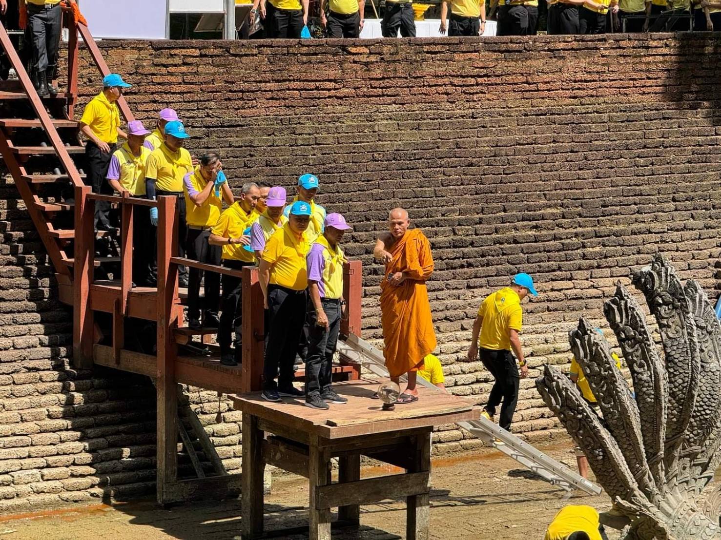 พช.หนองคาย ร่วมพิธีวางพวงมาลาถวายราชสักการะ และร่วมกิจกรรมจิตอาสา เพื่อน้อมรำลึกในพระมหากรุณาธิคุณพระบาทสมเด็จพระบรมชนกาธิเบศร มหาภูมิพลอดุลยเดชมหาราช บรมนาถบพิตร เนื่องในวันนวมินทรมหาราช 13 ตุลาคม 2566