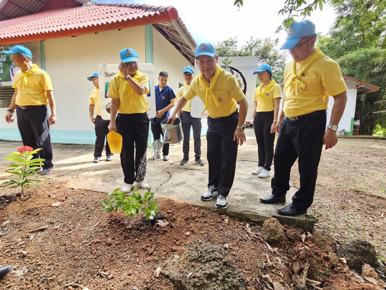 พช.หนองคาย ร่วมกิจกรรมจิตอาสาพัฒนาเนื่องในโอกาสวันคล้ายวันสิ้นพระชนม์ สมเด็จพระสังฆราชเจ้า กรมหลวงวชิรญาณสังวร สมเด็จพระสังฆราช ในรัชกาลที่ 9 และกิจกรรมวันรักต้นไม้ประจำปีของชาติ (21 ตุลาคม 2566)
