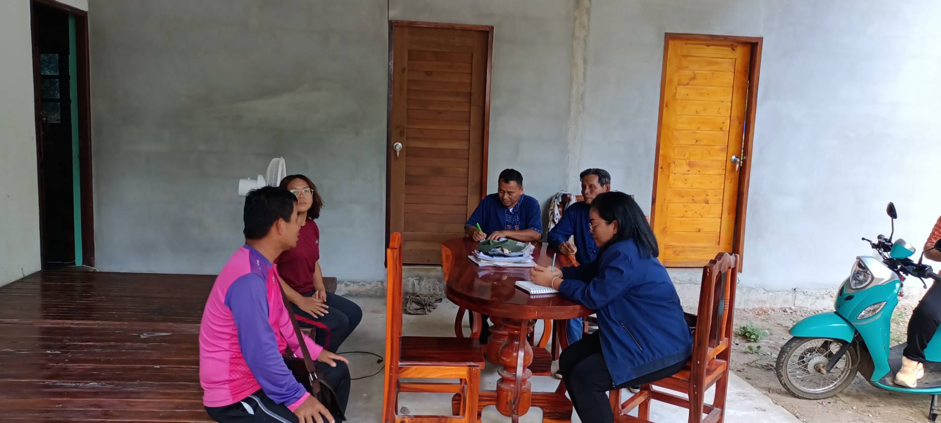 พช.หนองคาย ลงพื้นที่นำความห่วงใยจากรองนายกฯ รมว.มหาดไทย ลงพื้นที่เยี่ยมครอบครัวแรงงานไทยที่ไปทำงานในประเทศอิสราเอล ในพื้นที่อำเภอสังคม จังหวัดหนองคาย