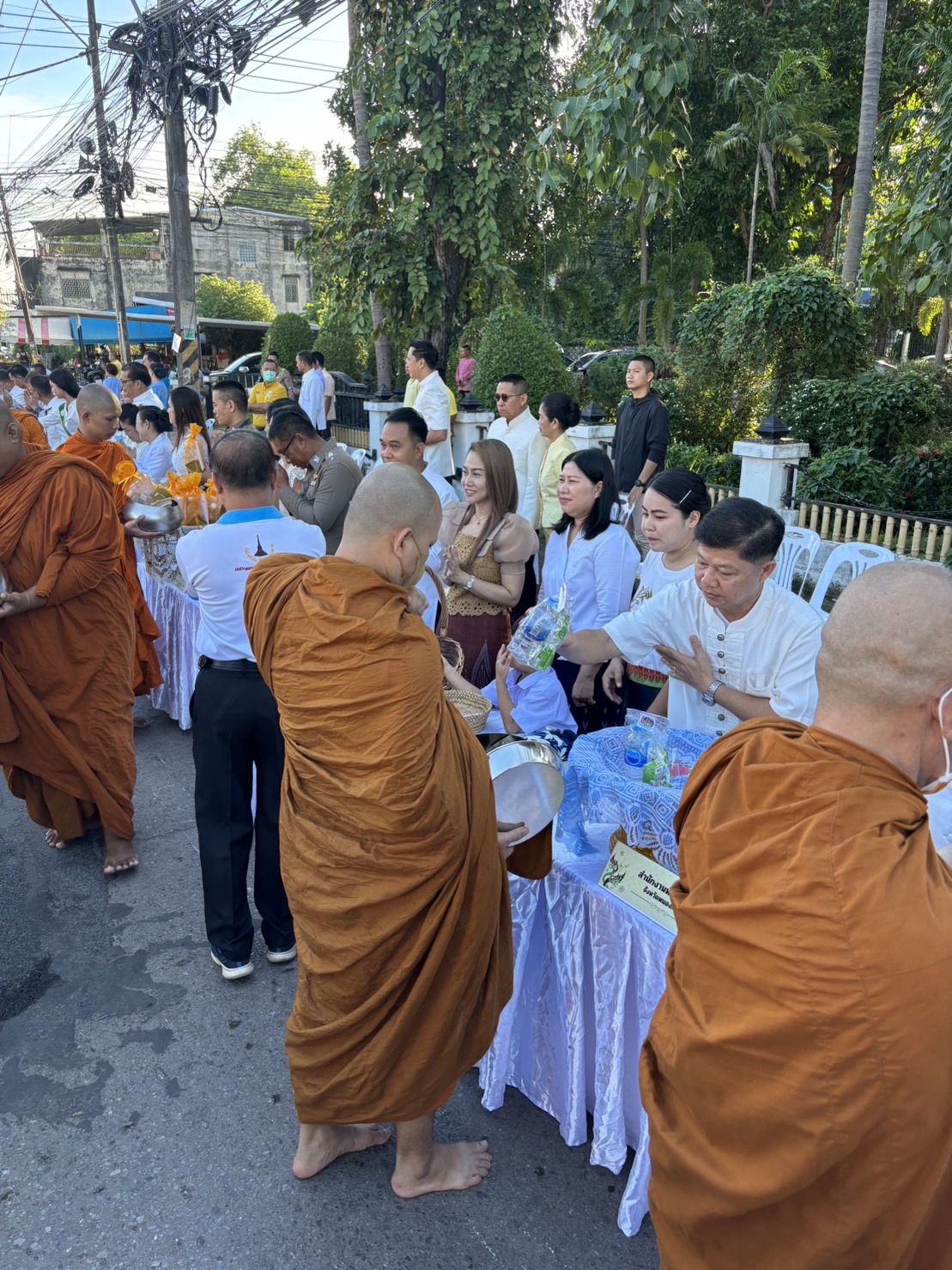 พช.หนองคาย ร่วมกิจกรรมตักบาตรเทโวโรหณะ ตามประเพณีวันออกพรรษา หน้าจวนผู้ว่าราชการจังหวัดหนองคาย(หลังเดิม)
