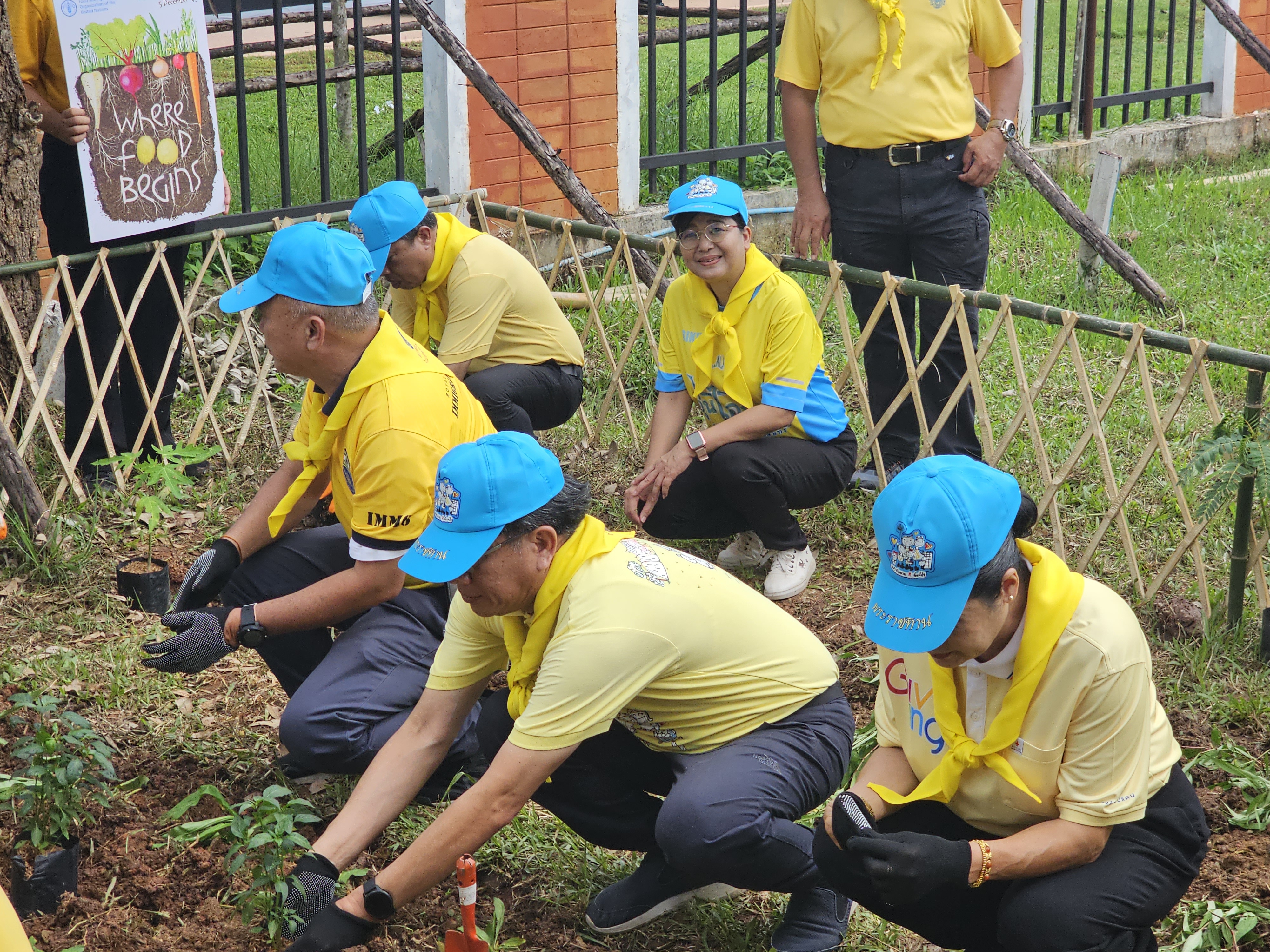 พช.หนองคาย ร่วมกิจกรรมจิตอาสาพัฒนาเนื่องในวันคล้ายวันสวรรคตพระบาทสมเด็จพระจอมเกล้าเจ้าอยู่หัว “กิจกรรมพัฒนาสิ่งแวดล้อมและบำเพ็ญสาธารณประโยชน์”