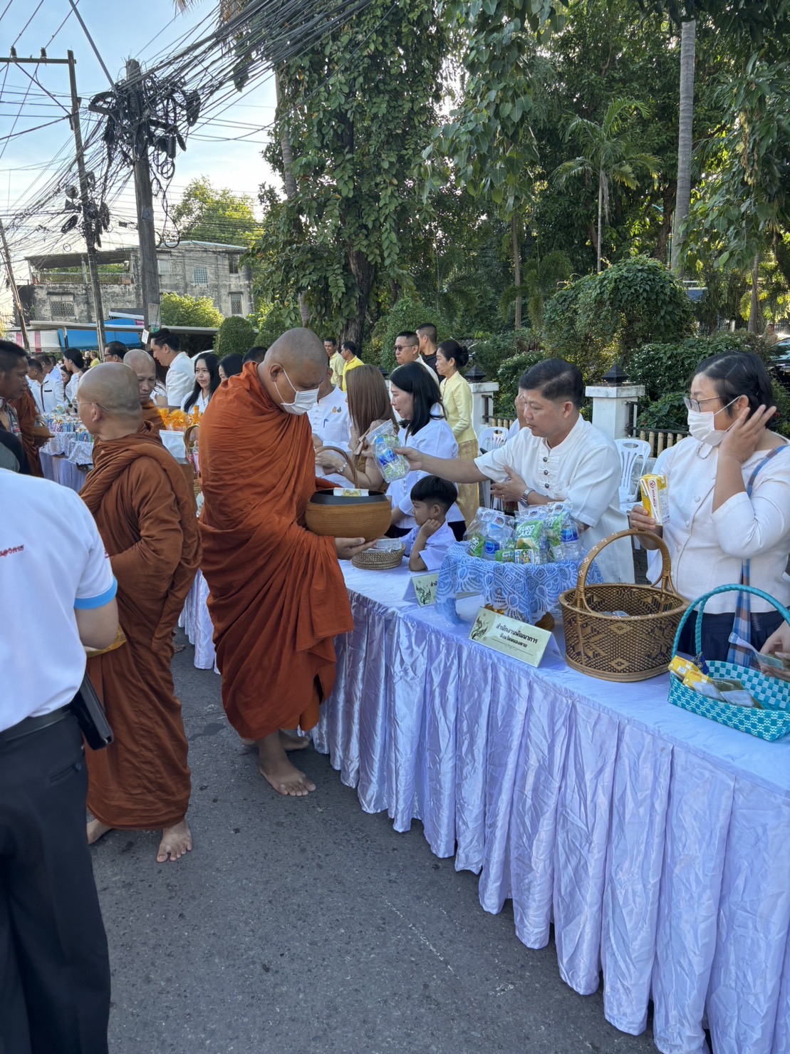 พช.หนองคาย ร่วมกิจกรรมตักบาตรเทโวโรหณะ ตามประเพณีวันออกพรรษา หน้าจวนผู้ว่าราชการจังหวัดหนองคาย(หลังเดิม)