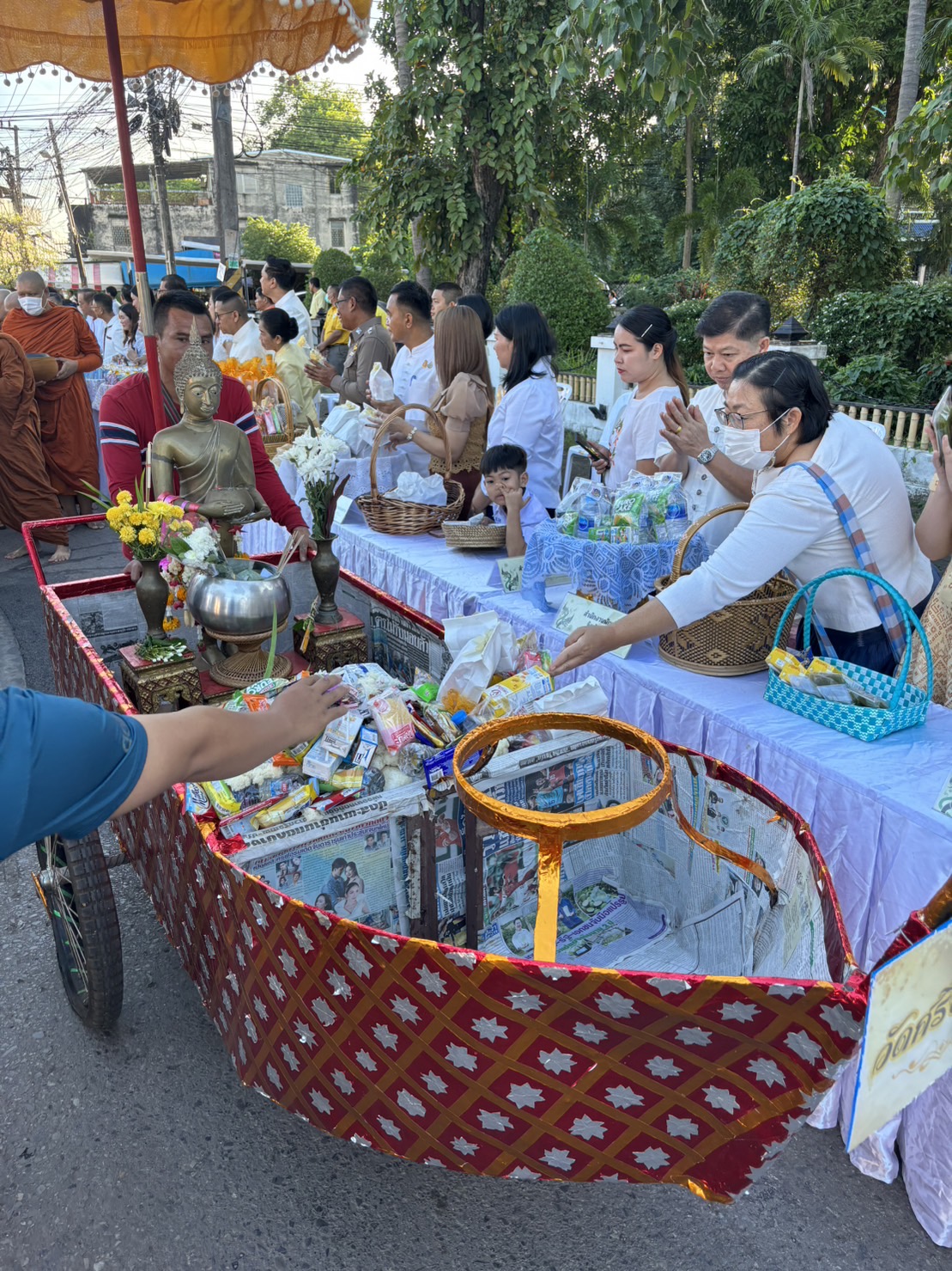พช.หนองคาย ร่วมกิจกรรมตักบาตรเทโวโรหณะ ตามประเพณีวันออกพรรษา หน้าจวนผู้ว่าราชการจังหวัดหนองคาย(หลังเดิม)