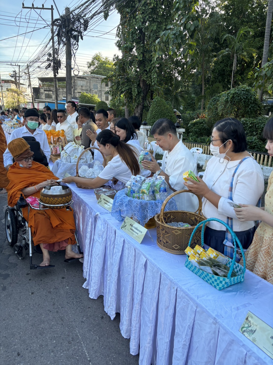 พช.หนองคาย ร่วมกิจกรรมตักบาตรเทโวโรหณะ ตามประเพณีวันออกพรรษา หน้าจวนผู้ว่าราชการจังหวัดหนองคาย(หลังเดิม)