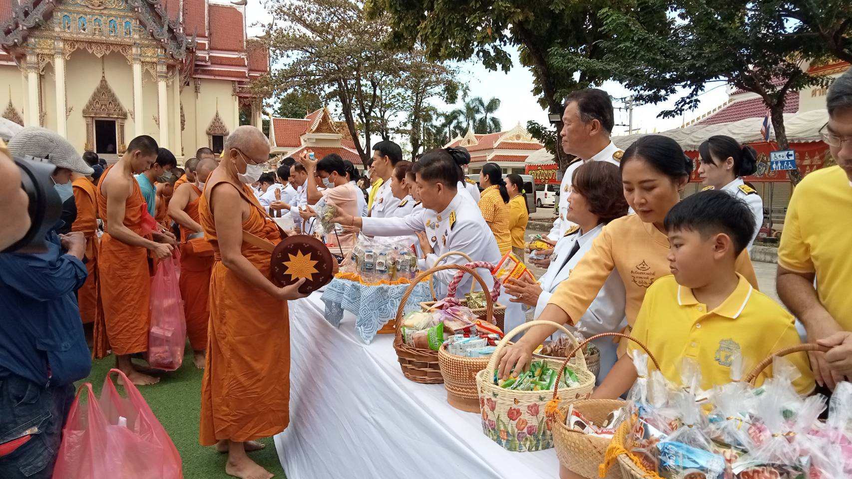 พช.หนองคาย ร่วมพิธีสวดพระพุทธมนต์และทำบุญตักบาตรถวายพระราชกุศล เนื่องในวันนวมินทรมหาราช 13 ตุลาคม 2566