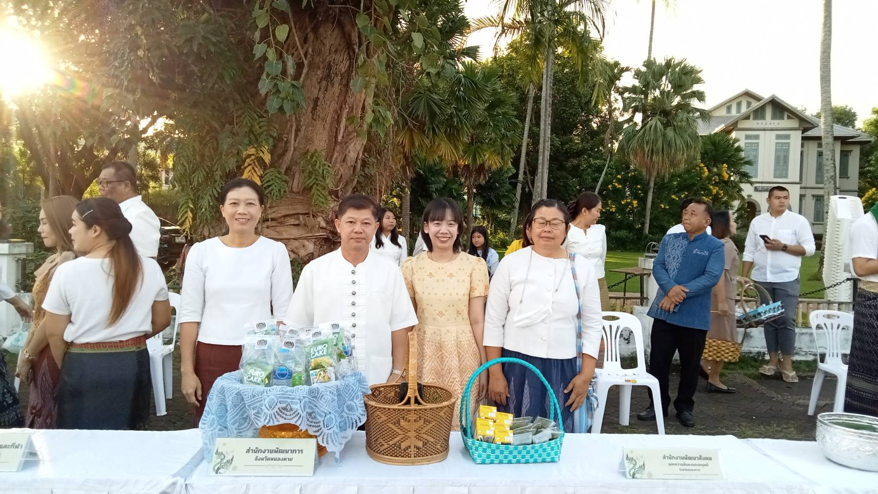 พช.หนองคาย ร่วมกิจกรรมตักบาตรเทโวโรหณะ ตามประเพณีวันออกพรรษา หน้าจวนผู้ว่าราชการจังหวัดหนองคาย(หลังเดิม)