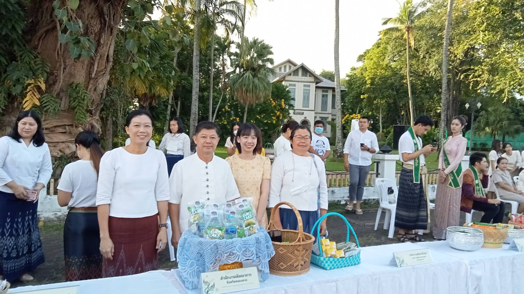 พช.หนองคาย ร่วมกิจกรรมตักบาตรเทโวโรหณะ ตามประเพณีวันออกพรรษา หน้าจวนผู้ว่าราชการจังหวัดหนองคาย(หลังเดิม)