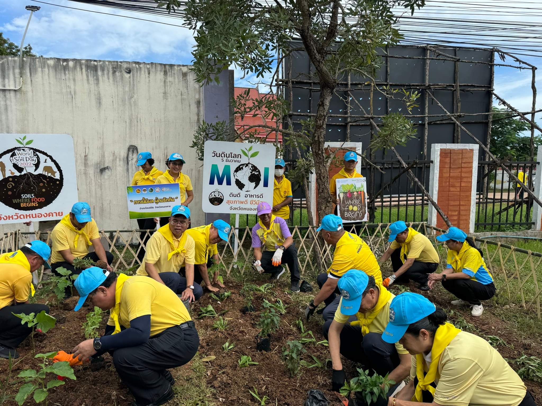 พช.หนองคาย ร่วมกิจกรรมจิตอาสาพัฒนาเนื่องในวันคล้ายวันสวรรคตพระบาทสมเด็จพระจอมเกล้าเจ้าอยู่หัว “กิจกรรมพัฒนาสิ่งแวดล้อมและบำเพ็ญสาธารณประโยชน์”