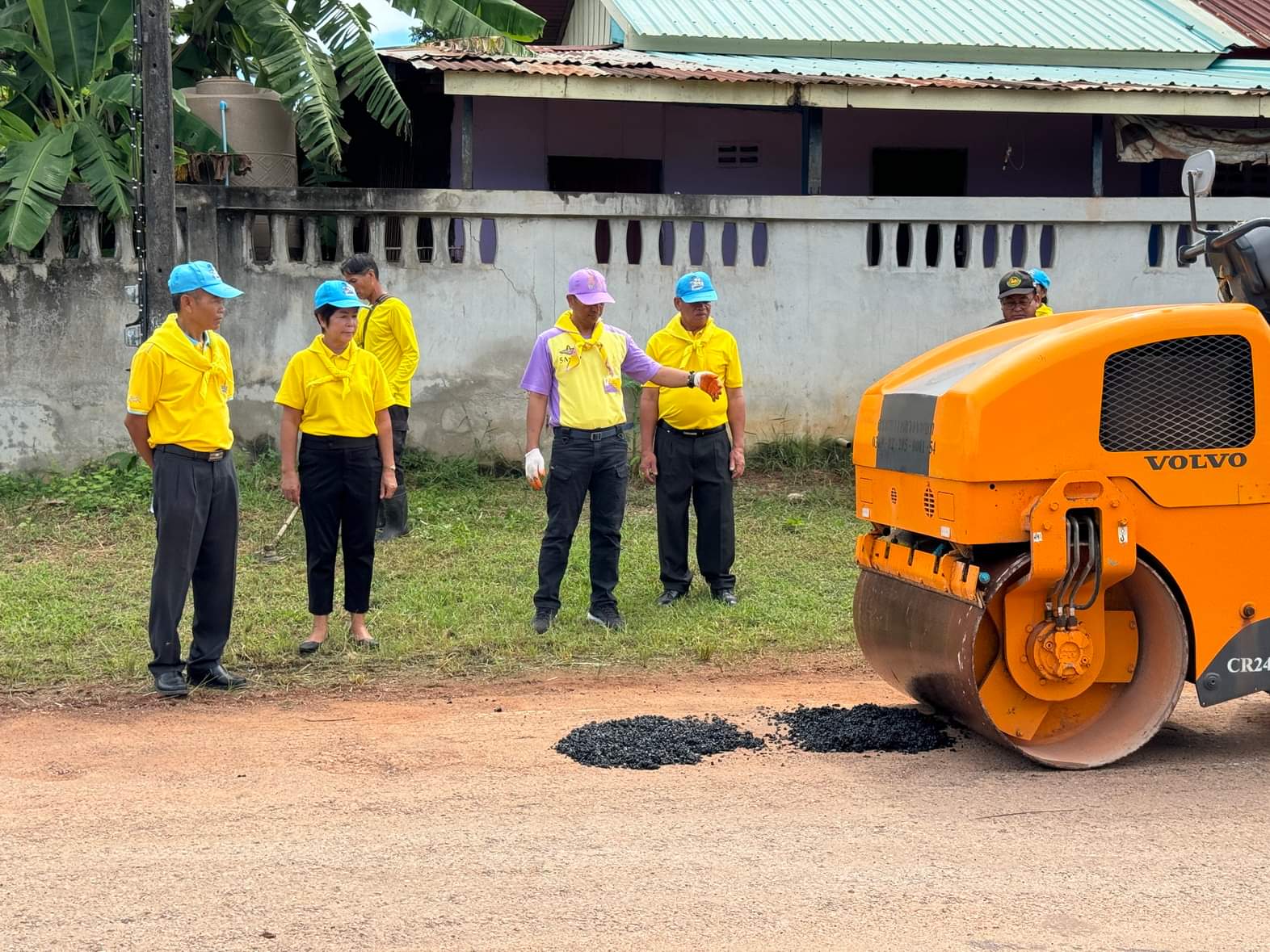 พช.หนองคาย ร่วมกิจกรรมจิตอาสาพัฒนาเนื่องในวันคล้ายวันสวรรคตพระบาทสมเด็จพระจอมเกล้าเจ้าอยู่หัว “กิจกรรมพัฒนาสิ่งแวดล้อมและบำเพ็ญสาธารณประโยชน์”