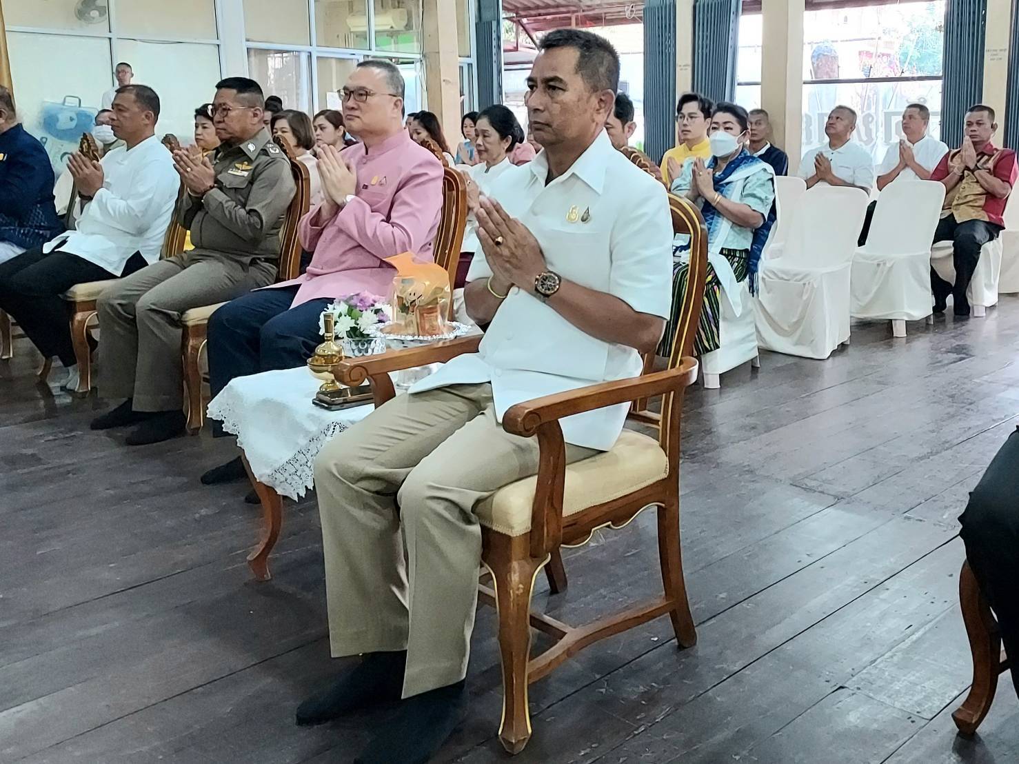 พช หนองคาย ร่วมกิจกรรม “นุ่งผ้าไทย ใส่บาตรริมโขง” เนื่องในโอกาสฉลองพระชนมายุ 8 รอบ สมเด็จพระอริยวงศาคตญาณ สมเด็จพระสังฆราช สกลมหาสังฆปริณายก