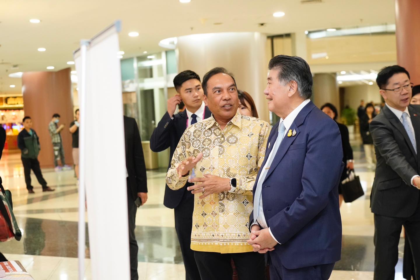 Young OTOP หนองคายก้าวไกลสู่สากล ร่วมกิจกรรมงานจัดจำหน่ายผลิตภัณฑ์ ณ ห้างสรรพสินค้า Shanghai Super Brand Mall สาธารณรัฐประชาชนจีน