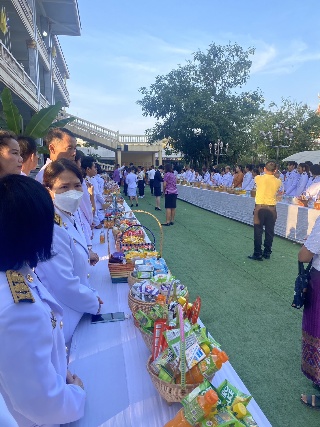 พช.หนองคาย ร่วมพิธีสวดพระพุทธมนต์และพิธีทำบุญตักบาตร เนื่องในวันสมเด็จพระมหาธีรราชเจ้า 25 พฤศจิกายน 2566