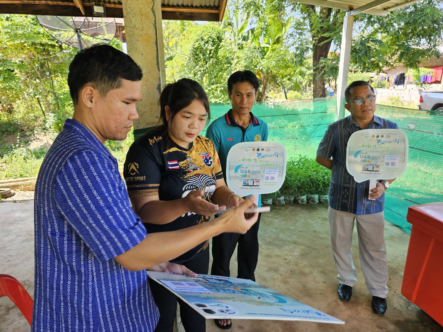 พช.หนองคาย ลงพื้นที่ติดตามการดำเนินโครงการพัฒนาคุณภาพชีวิตครัวเรือนยากจนฯ พร้อมแนะนำแอป Click ชุมชน “บริการถึงที่ ดุจญาติมิตร ใกล้ชิดทุกชุมชน คลิกแล้ว อย่าคลิกเลย ต้องคลิกชุมชน”