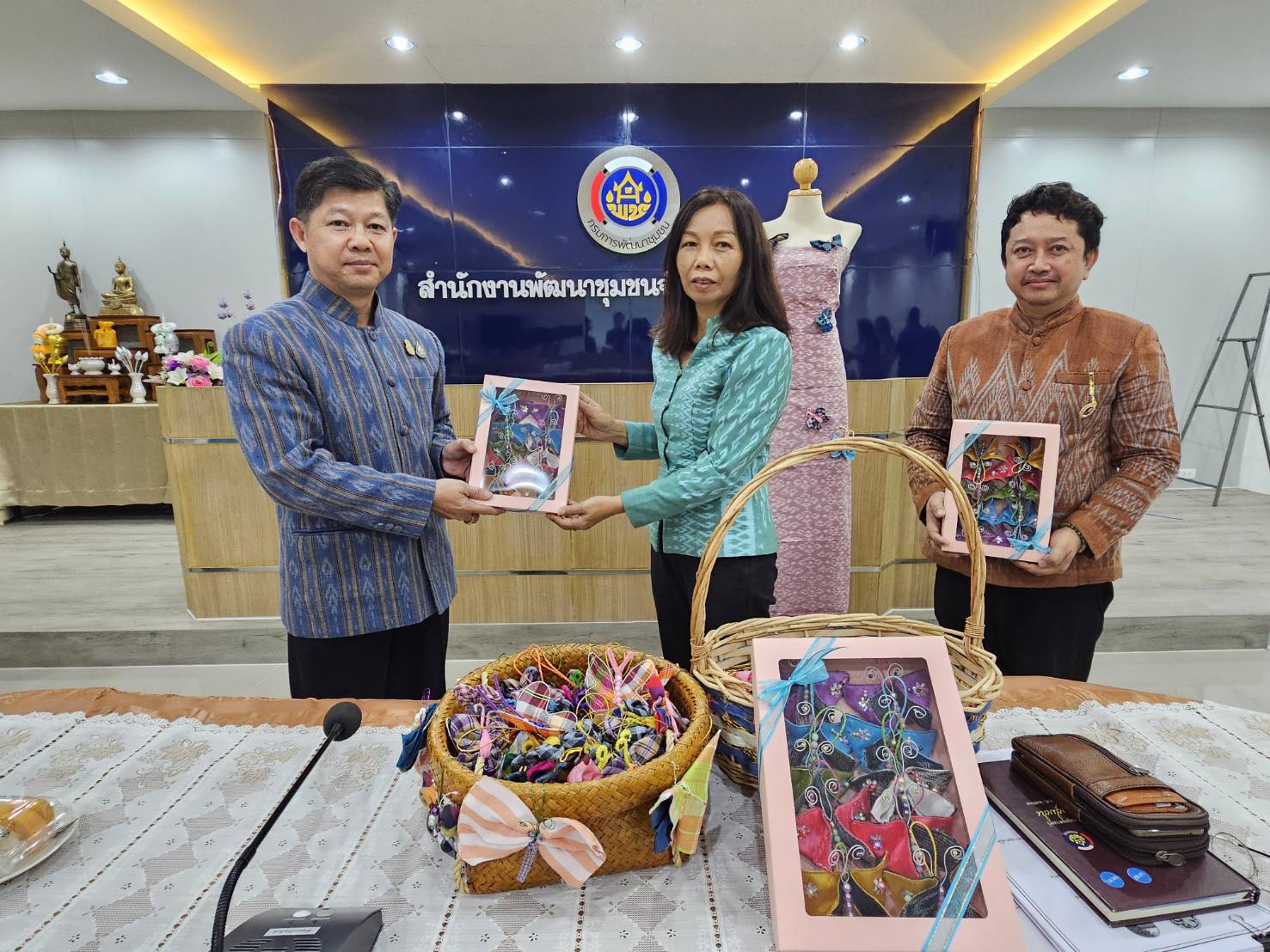 พช.หนองคาย พร้อมส่งมอบผีเสื้อประดิษฐ์จากผ้าไทยประจำจังหวัด เพื่อใช้สำหรับงานวันกาชาด 100 ปี พุทธศักราช 2566 ร้านกาชาดกระทรวงมหาดไทย