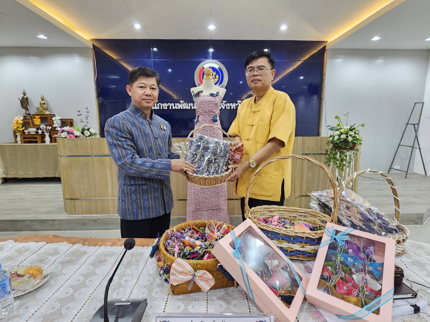 พช.หนองคาย พร้อมส่งมอบผีเสื้อประดิษฐ์จากผ้าไทยประจำจังหวัด เพื่อใช้สำหรับงานวันกาชาด 100 ปี พุทธศักราช 2566 ร้านกาชาดกระทรวงมหาดไทย