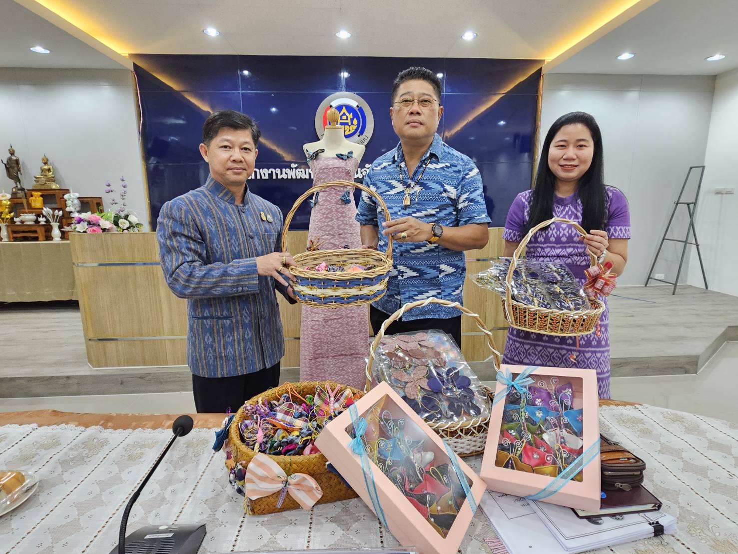 พช.หนองคาย พร้อมส่งมอบผีเสื้อประดิษฐ์จากผ้าไทยประจำจังหวัด เพื่อใช้สำหรับงานวันกาชาด 100 ปี พุทธศักราช 2566 ร้านกาชาดกระทรวงมหาดไทย