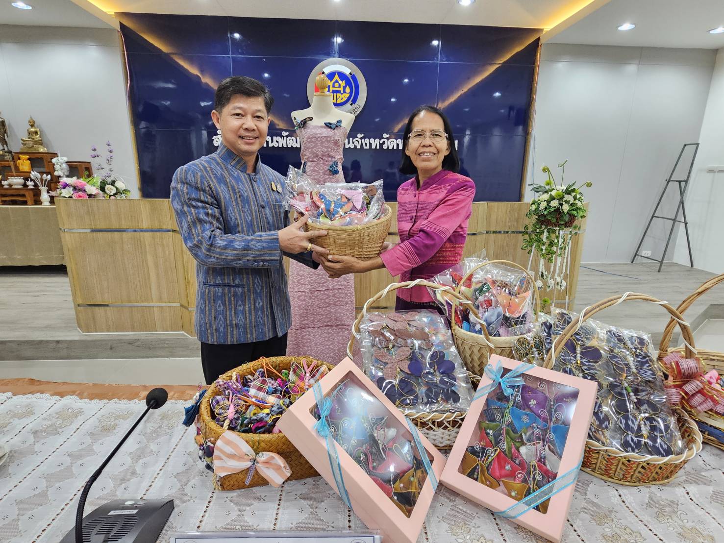 พช.หนองคาย พร้อมส่งมอบผีเสื้อประดิษฐ์จากผ้าไทยประจำจังหวัด เพื่อใช้สำหรับงานวันกาชาด 100 ปี พุทธศักราช 2566 ร้านกาชาดกระทรวงมหาดไทย