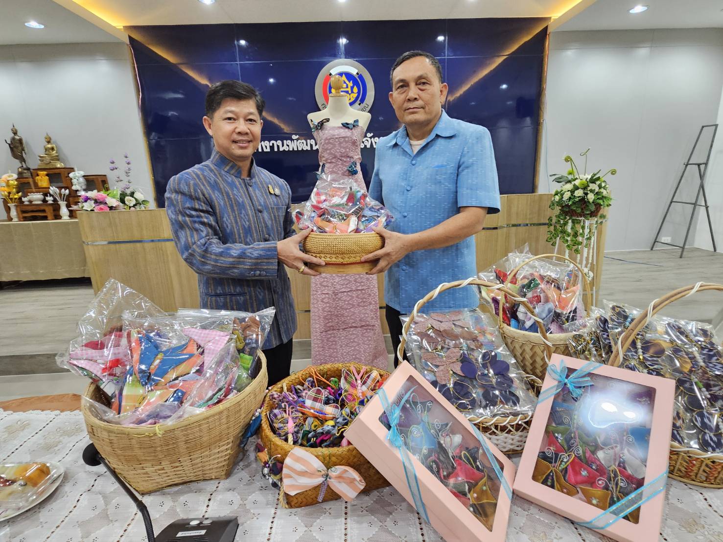 พช.หนองคาย พร้อมส่งมอบผีเสื้อประดิษฐ์จากผ้าไทยประจำจังหวัด เพื่อใช้สำหรับงานวันกาชาด 100 ปี พุทธศักราช 2566 ร้านกาชาดกระทรวงมหาดไทย