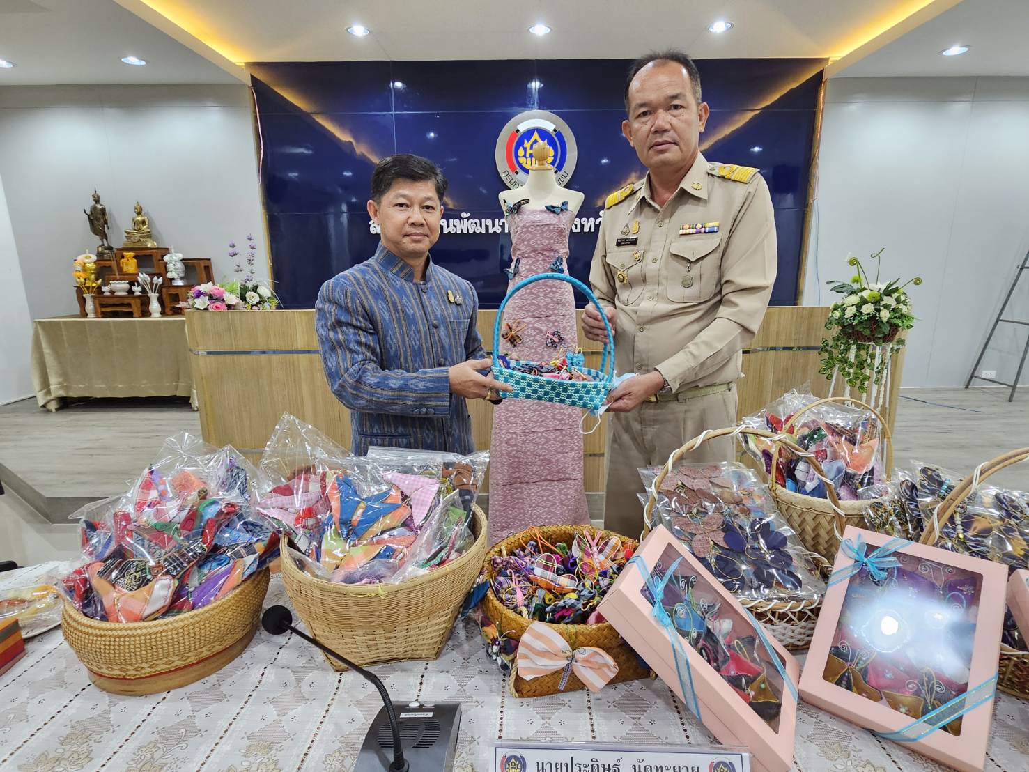 พช.หนองคาย พร้อมส่งมอบผีเสื้อประดิษฐ์จากผ้าไทยประจำจังหวัด เพื่อใช้สำหรับงานวันกาชาด 100 ปี พุทธศักราช 2566 ร้านกาชาดกระทรวงมหาดไทย