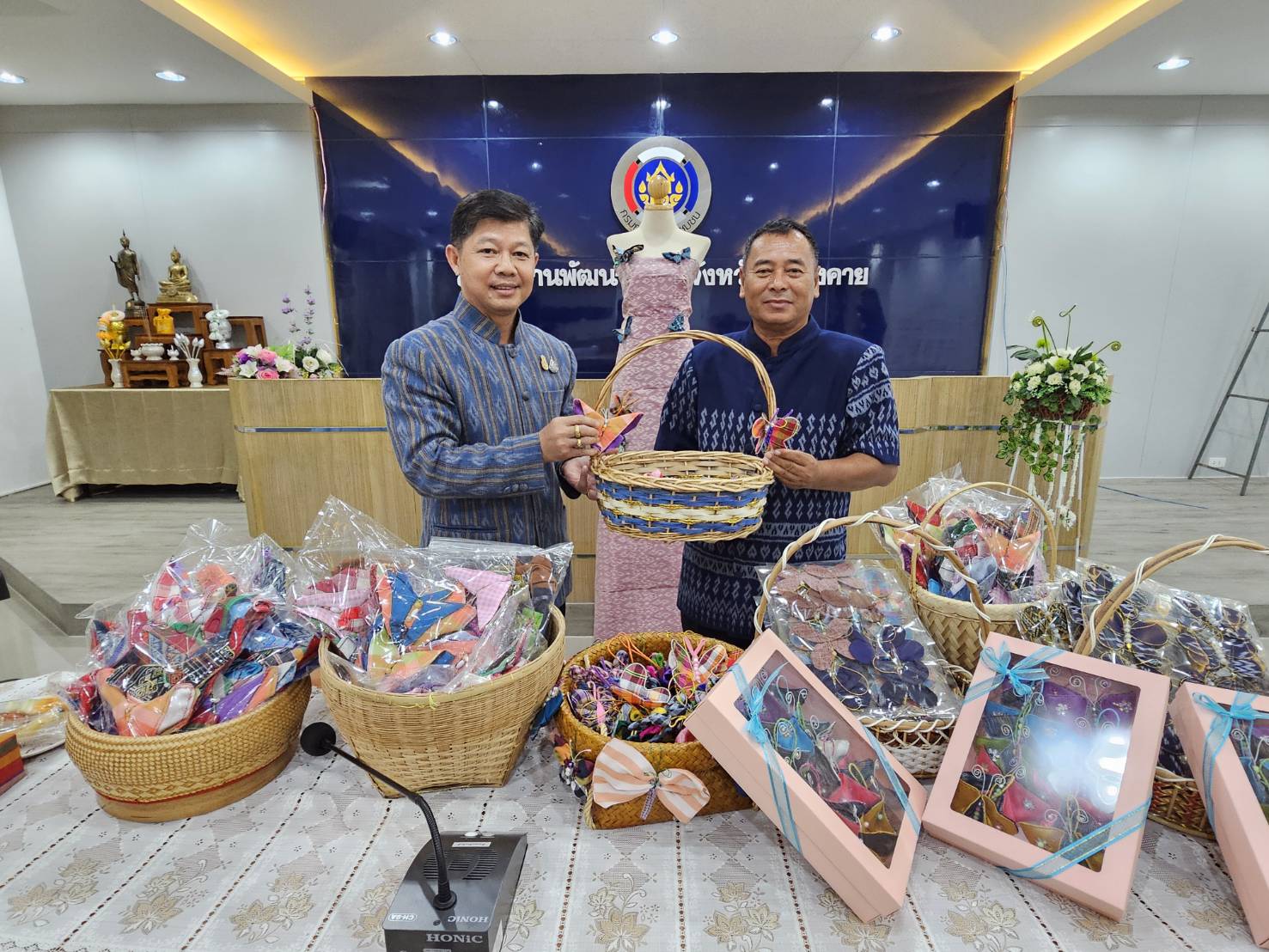 พช.หนองคาย พร้อมส่งมอบผีเสื้อประดิษฐ์จากผ้าไทยประจำจังหวัด เพื่อใช้สำหรับงานวันกาชาด 100 ปี พุทธศักราช 2566 ร้านกาชาดกระทรวงมหาดไทย