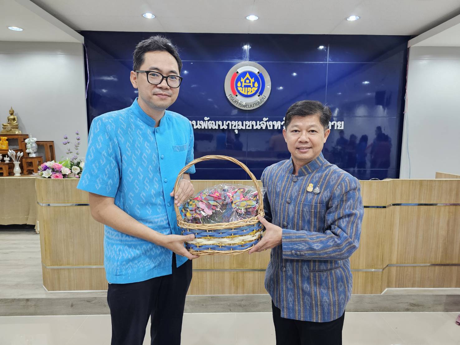 พช.หนองคาย พร้อมส่งมอบผีเสื้อประดิษฐ์จากผ้าไทยประจำจังหวัด เพื่อใช้สำหรับงานวันกาชาด 100 ปี พุทธศักราช 2566 ร้านกาชาดกระทรวงมหาดไทย