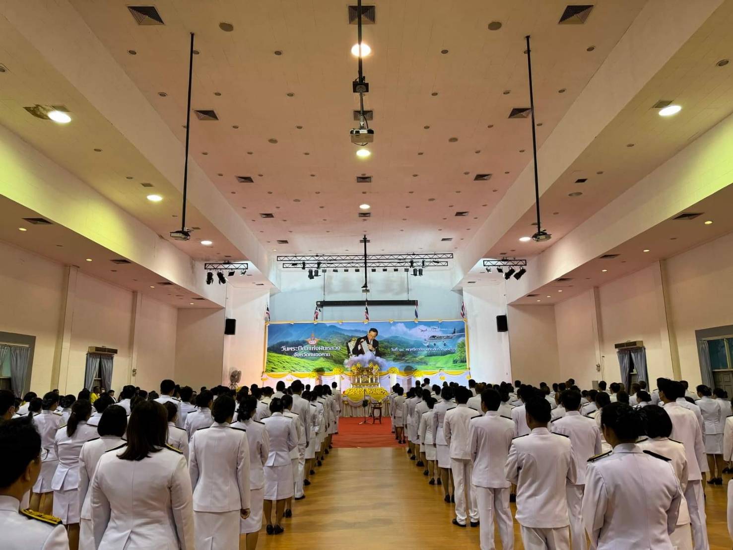 พช.หนองคาย ร่วมพิธีวางพานพุ่มดอกไม้สดถวายราชสักการะ พระบาทสม เด็จพระบรมชนกาธิเบศร มหาภูมพลอดุลเดชมหาราช บรมนาถบพิตร เนื่องในวันพระบิดาแห่งฝนหลวง ประจำปี 2566