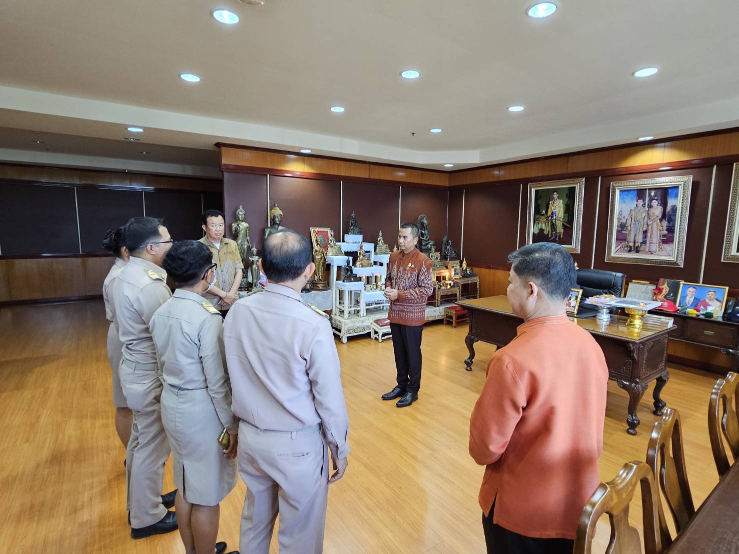 พจ.หนองคาย นำคณะข้าราชการที่ย้ายดำรงตำแหน่งใหม่ เข้ารายงานตัวผู้ว่าฯ รองผู้ว่าฯ พร้อมมอบดอกไม้ต้อนรับข้าราชการที่ย้ายมาดำรงตำแหน่งใหม่ ณ สำนักงานพัฒนาชุมชจังหวัดหนองคาย