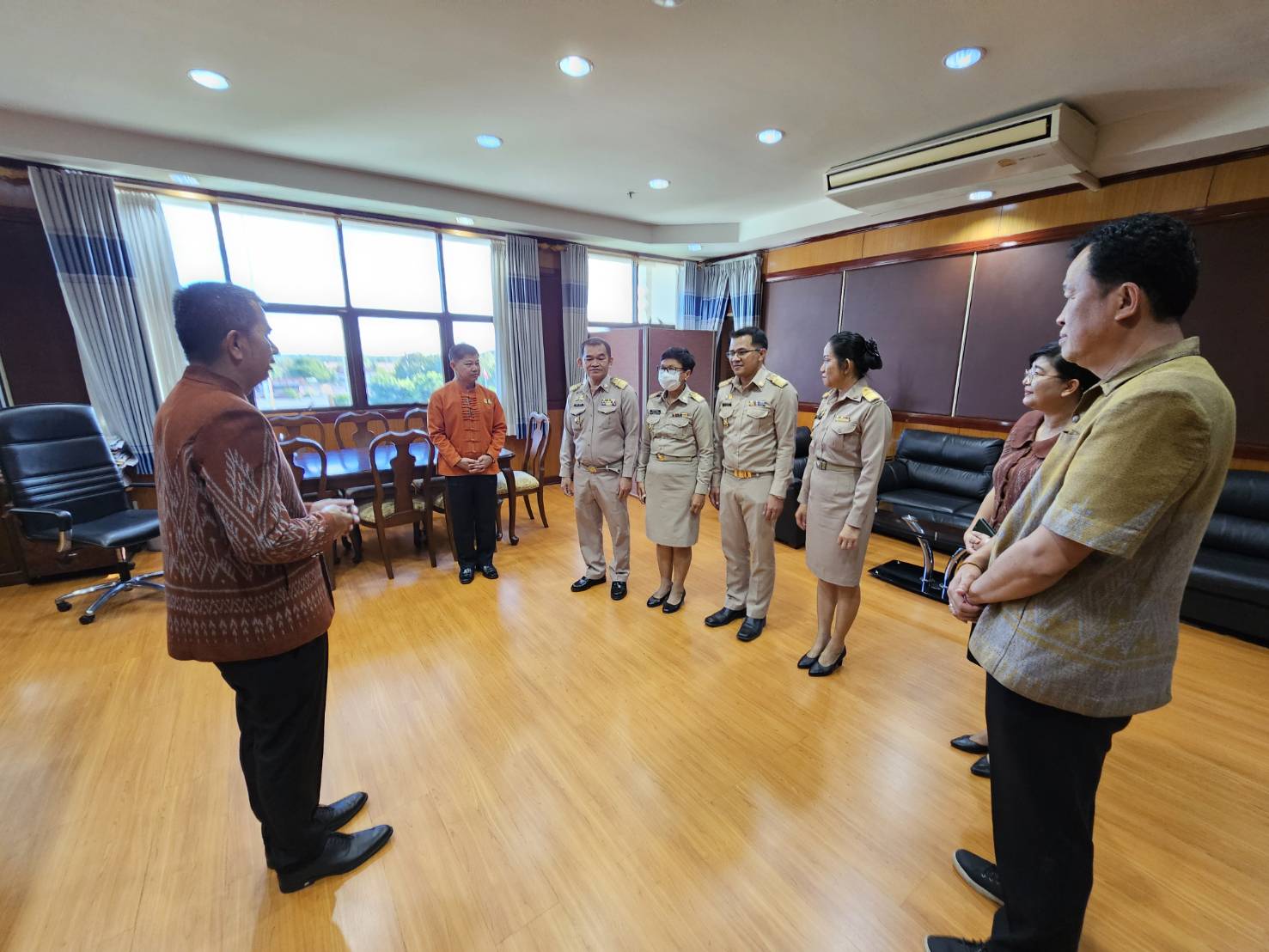 พจ.หนองคาย นำคณะข้าราชการที่ย้ายดำรงตำแหน่งใหม่ เข้ารายงานตัวผู้ว่าฯ รองผู้ว่าฯ พร้อมมอบดอกไม้ต้อนรับข้าราชการที่ย้ายมาดำรงตำแหน่งใหม่ ณ สำนักงานพัฒนาชุมชจังหวัดหนองคาย