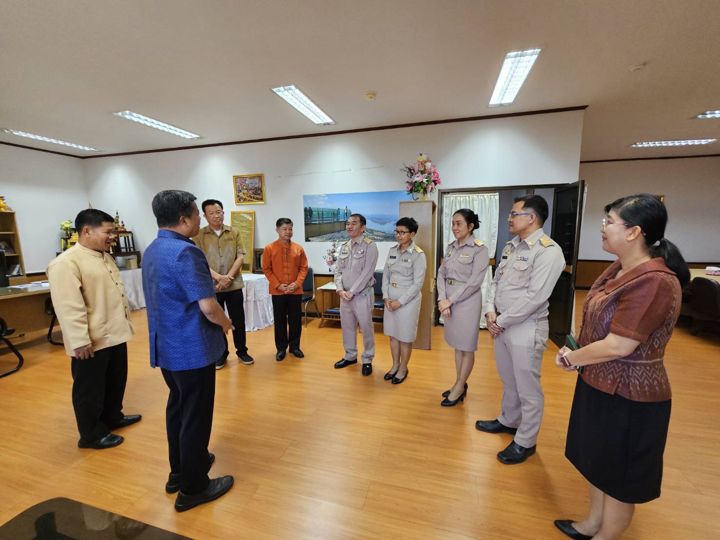 พจ.หนองคาย นำคณะข้าราชการที่ย้ายดำรงตำแหน่งใหม่ เข้ารายงานตัวผู้ว่าฯ รองผู้ว่าฯ พร้อมมอบดอกไม้ต้อนรับข้าราชการที่ย้ายมาดำรงตำแหน่งใหม่ ณ สำนักงานพัฒนาชุมชจังหวัดหนองคาย