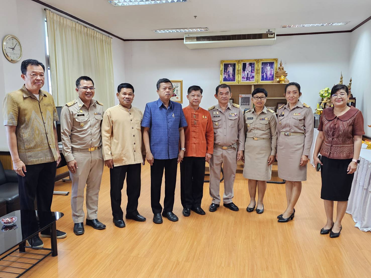 พจ.หนองคาย นำคณะข้าราชการที่ย้ายดำรงตำแหน่งใหม่ เข้ารายงานตัวผู้ว่าฯ รองผู้ว่าฯ พร้อมมอบดอกไม้ต้อนรับข้าราชการที่ย้ายมาดำรงตำแหน่งใหม่ ณ สำนักงานพัฒนาชุมชจังหวัดหนองคาย