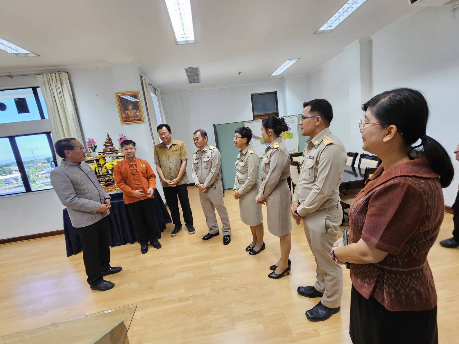 พจ.หนองคาย นำคณะข้าราชการที่ย้ายดำรงตำแหน่งใหม่ เข้ารายงานตัวผู้ว่าฯ รองผู้ว่าฯ พร้อมมอบดอกไม้ต้อนรับข้าราชการที่ย้ายมาดำรงตำแหน่งใหม่ ณ สำนักงานพัฒนาชุมชจังหวัดหนองคาย