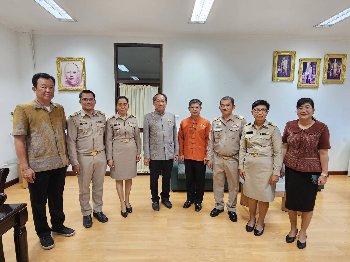 พจ.หนองคาย นำคณะข้าราชการที่ย้ายดำรงตำแหน่งใหม่ เข้ารายงานตัวผู้ว่าฯ รองผู้ว่าฯ พร้อมมอบดอกไม้ต้อนรับข้าราชการที่ย้ายมาดำรงตำแหน่งใหม่ ณ สำนักงานพัฒนาชุมชจังหวัดหนองคาย