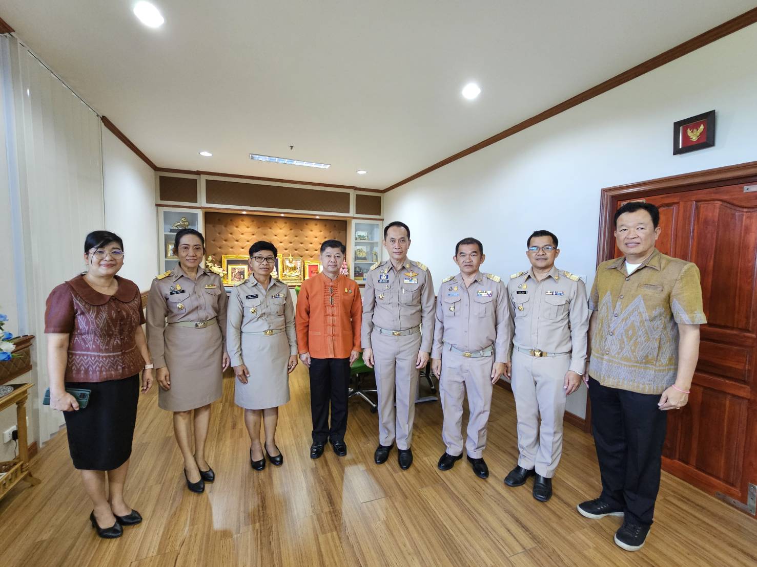 พจ.หนองคาย นำคณะข้าราชการที่ย้ายดำรงตำแหน่งใหม่ เข้ารายงานตัวผู้ว่าฯ รองผู้ว่าฯ พร้อมมอบดอกไม้ต้อนรับข้าราชการที่ย้ายมาดำรงตำแหน่งใหม่ ณ สำนักงานพัฒนาชุมชจังหวัดหนองคาย