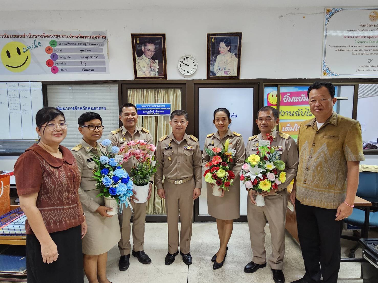 พจ.หนองคาย นำคณะข้าราชการที่ย้ายดำรงตำแหน่งใหม่ เข้ารายงานตัวผู้ว่าฯ รองผู้ว่าฯ พร้อมมอบดอกไม้ต้อนรับข้าราชการที่ย้ายมาดำรงตำแหน่งใหม่ ณ สำนักงานพัฒนาชุมชจังหวัดหนองคาย