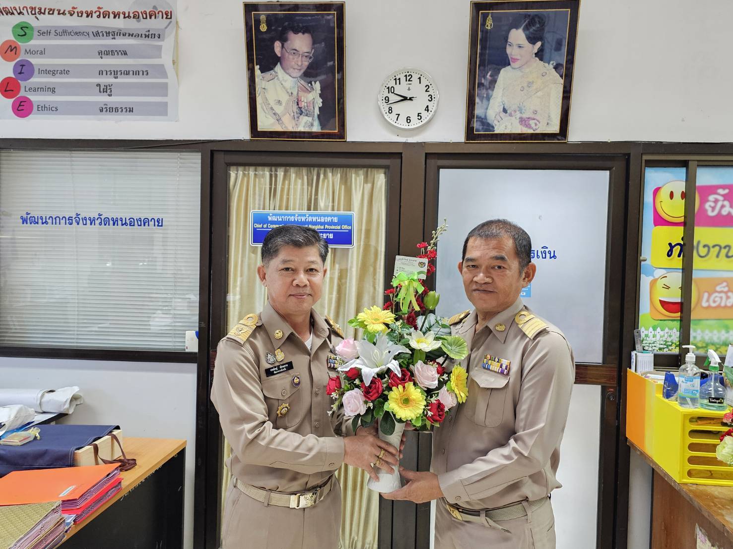 พจ.หนองคาย นำคณะข้าราชการที่ย้ายดำรงตำแหน่งใหม่ เข้ารายงานตัวผู้ว่าฯ รองผู้ว่าฯ พร้อมมอบดอกไม้ต้อนรับข้าราชการที่ย้ายมาดำรงตำแหน่งใหม่ ณ สำนักงานพัฒนาชุมชจังหวัดหนองคาย