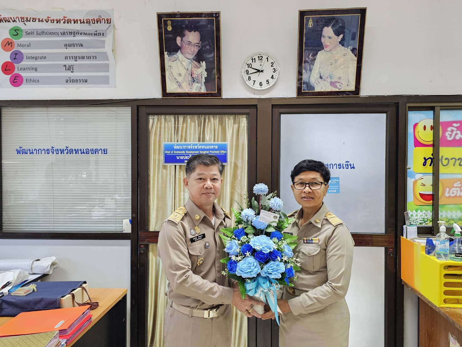 พจ.หนองคาย นำคณะข้าราชการที่ย้ายดำรงตำแหน่งใหม่ เข้ารายงานตัวผู้ว่าฯ รองผู้ว่าฯ พร้อมมอบดอกไม้ต้อนรับข้าราชการที่ย้ายมาดำรงตำแหน่งใหม่ ณ สำนักงานพัฒนาชุมชจังหวัดหนองคาย