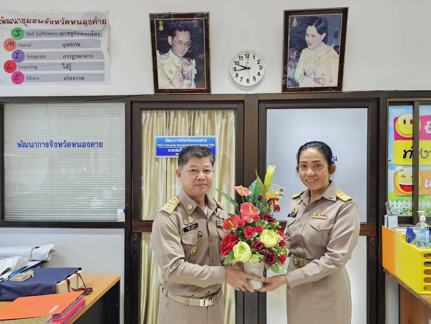 พจ.หนองคาย นำคณะข้าราชการที่ย้ายดำรงตำแหน่งใหม่ เข้ารายงานตัวผู้ว่าฯ รองผู้ว่าฯ พร้อมมอบดอกไม้ต้อนรับข้าราชการที่ย้ายมาดำรงตำแหน่งใหม่ ณ สำนักงานพัฒนาชุมชจังหวัดหนองคาย