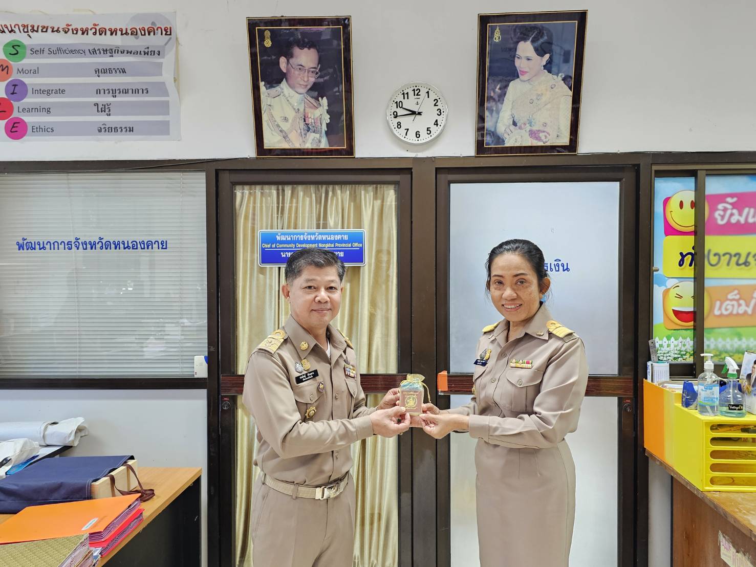 พจ.หนองคาย นำคณะข้าราชการที่ย้ายดำรงตำแหน่งใหม่ เข้ารายงานตัวผู้ว่าฯ รองผู้ว่าฯ พร้อมมอบดอกไม้ต้อนรับข้าราชการที่ย้ายมาดำรงตำแหน่งใหม่ ณ สำนักงานพัฒนาชุมชจังหวัดหนองคาย