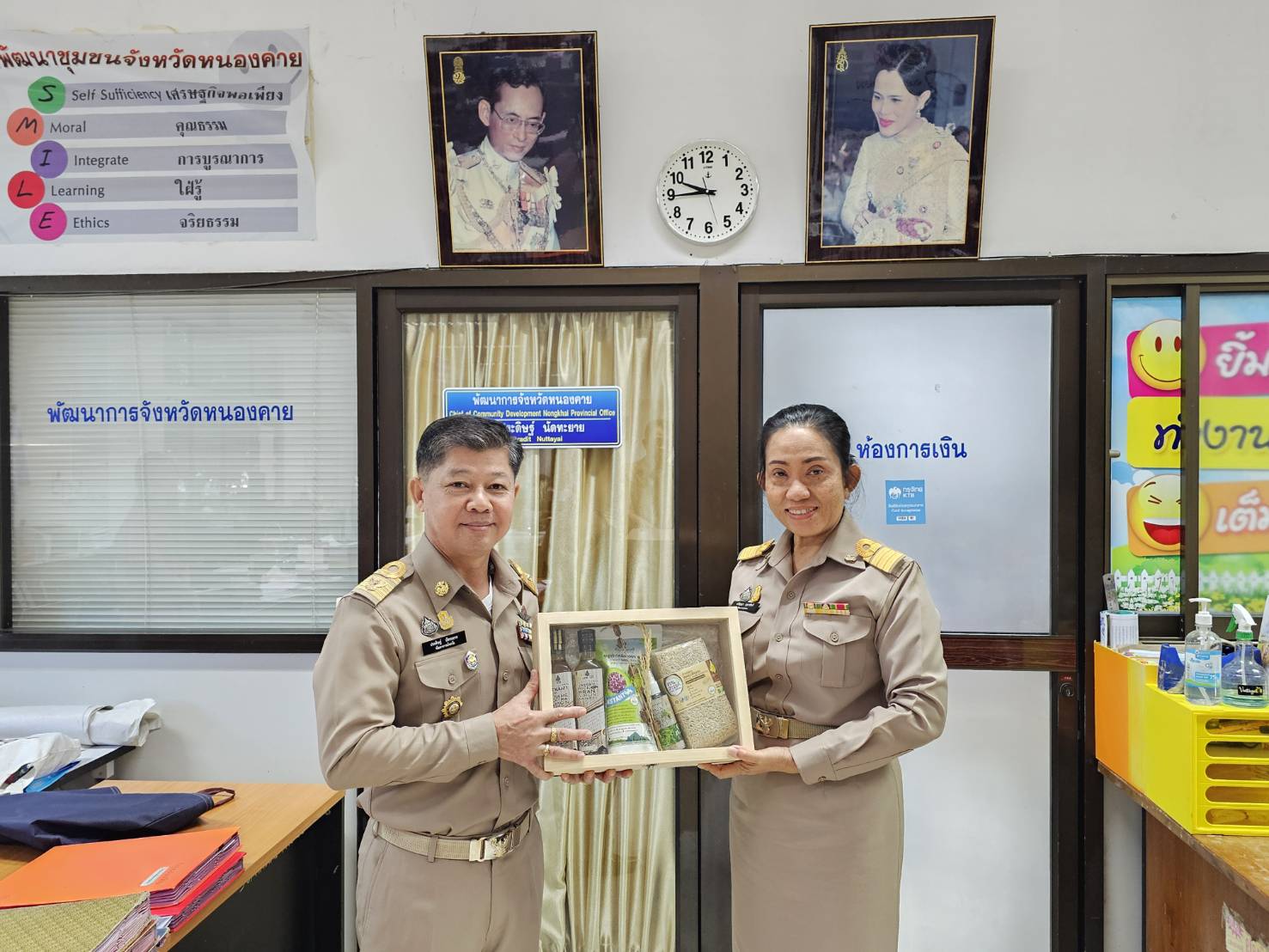 พจ.หนองคาย นำคณะข้าราชการที่ย้ายดำรงตำแหน่งใหม่ เข้ารายงานตัวผู้ว่าฯ รองผู้ว่าฯ พร้อมมอบดอกไม้ต้อนรับข้าราชการที่ย้ายมาดำรงตำแหน่งใหม่ ณ สำนักงานพัฒนาชุมชจังหวัดหนองคาย