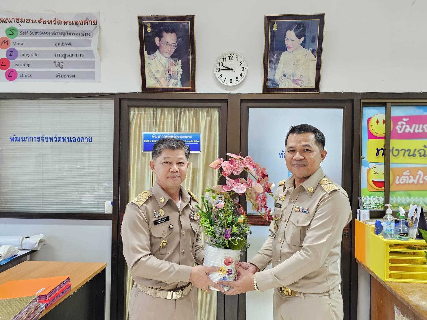 พจ.หนองคาย นำคณะข้าราชการที่ย้ายดำรงตำแหน่งใหม่ เข้ารายงานตัวผู้ว่าฯ รองผู้ว่าฯ พร้อมมอบดอกไม้ต้อนรับข้าราชการที่ย้ายมาดำรงตำแหน่งใหม่ ณ สำนักงานพัฒนาชุมชจังหวัดหนองคาย