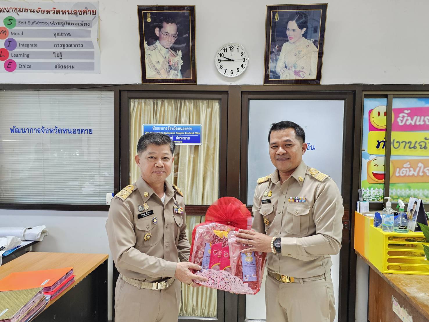 พจ.หนองคาย นำคณะข้าราชการที่ย้ายดำรงตำแหน่งใหม่ เข้ารายงานตัวผู้ว่าฯ รองผู้ว่าฯ พร้อมมอบดอกไม้ต้อนรับข้าราชการที่ย้ายมาดำรงตำแหน่งใหม่ ณ สำนักงานพัฒนาชุมชจังหวัดหนองคาย