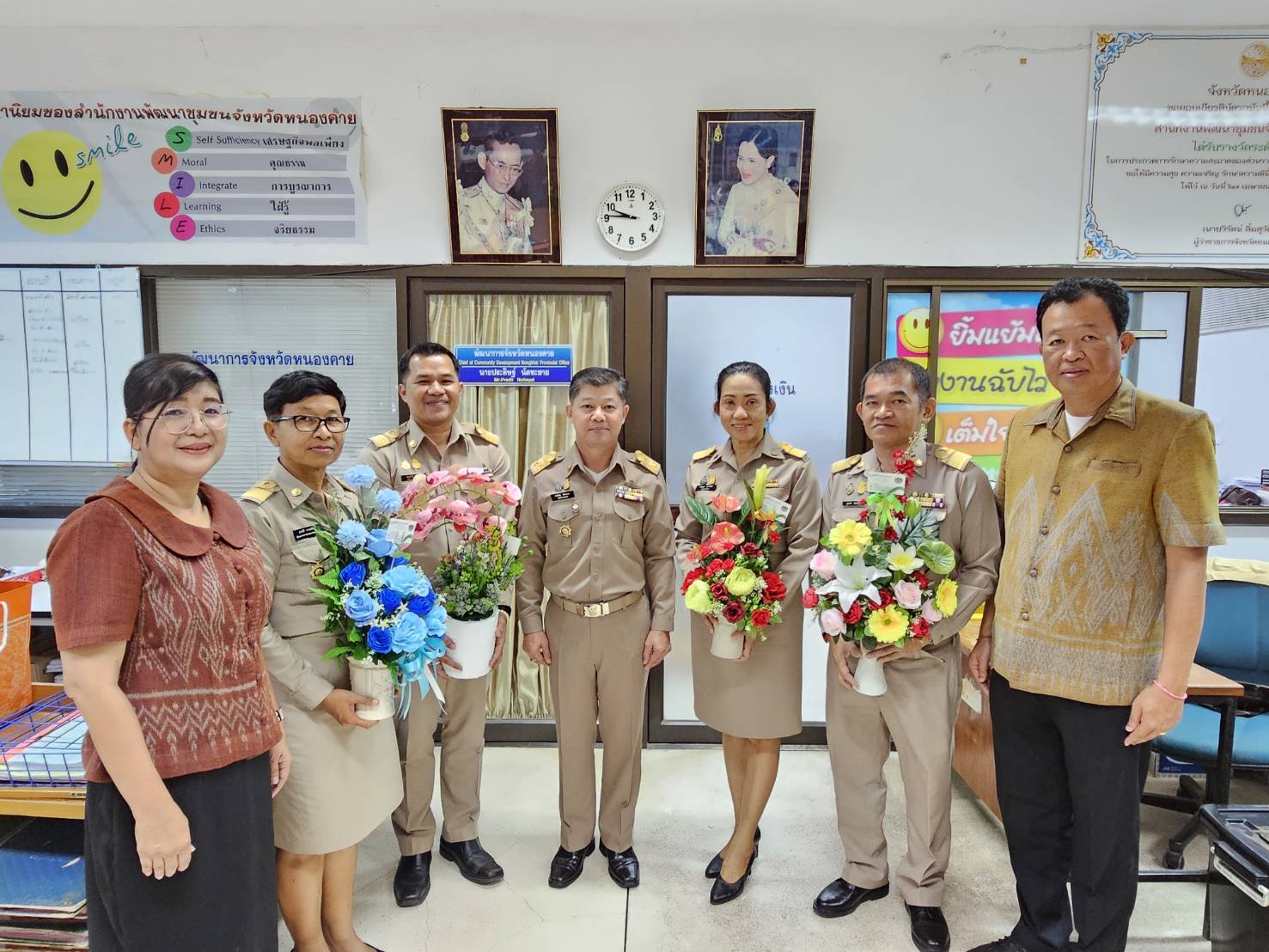 พจ.หนองคาย นำคณะข้าราชการที่ย้ายดำรงตำแหน่งใหม่ เข้ารายงานตัวผู้ว่าฯ รองผู้ว่าฯ พร้อมมอบดอกไม้ต้อนรับข้าราชการที่ย้ายมาดำรงตำแหน่งใหม่ ณ สำนักงานพัฒนาชุมชจังหวัดหนองคาย