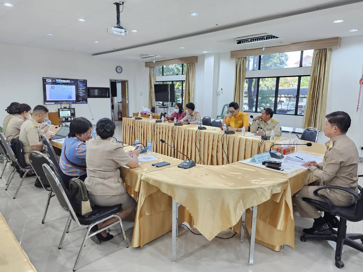 พช.หนองคาย ร่วมการประชุมชี้แจงแนวทางการดำเนินงานภารกิจสำคัญที่อธิบดีกรมการพัฒนาชุมชนเน้นย้ำ ไตรมาส 1 เรื่องศูนย์อำนวยการขจัดความยากจนและพัฒนาคนทุกช่วงวัยอย่างยั่งยืน ตามหลักปรัชญาของเศรษฐกิจพอเพียง (ศจพ.)