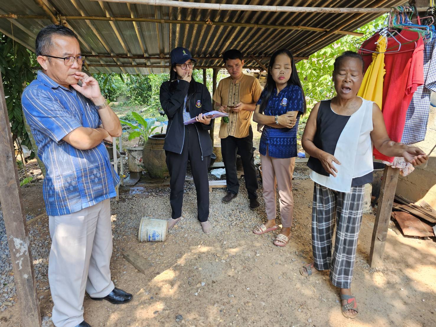 พช.หนองคาย ลงพื้นที่ติดตามการดำเนินโครงการพัฒนาคุณภาพชีวิตครัวเรือนยากจนฯ พร้อมแนะนำแอป Click ชุมชน “บริการถึงที่ ดุจญาติมิตร ใกล้ชิดทุกชุมชน คลิกแล้ว อย่าคลิกเลย ต้องคลิกชุมชน”