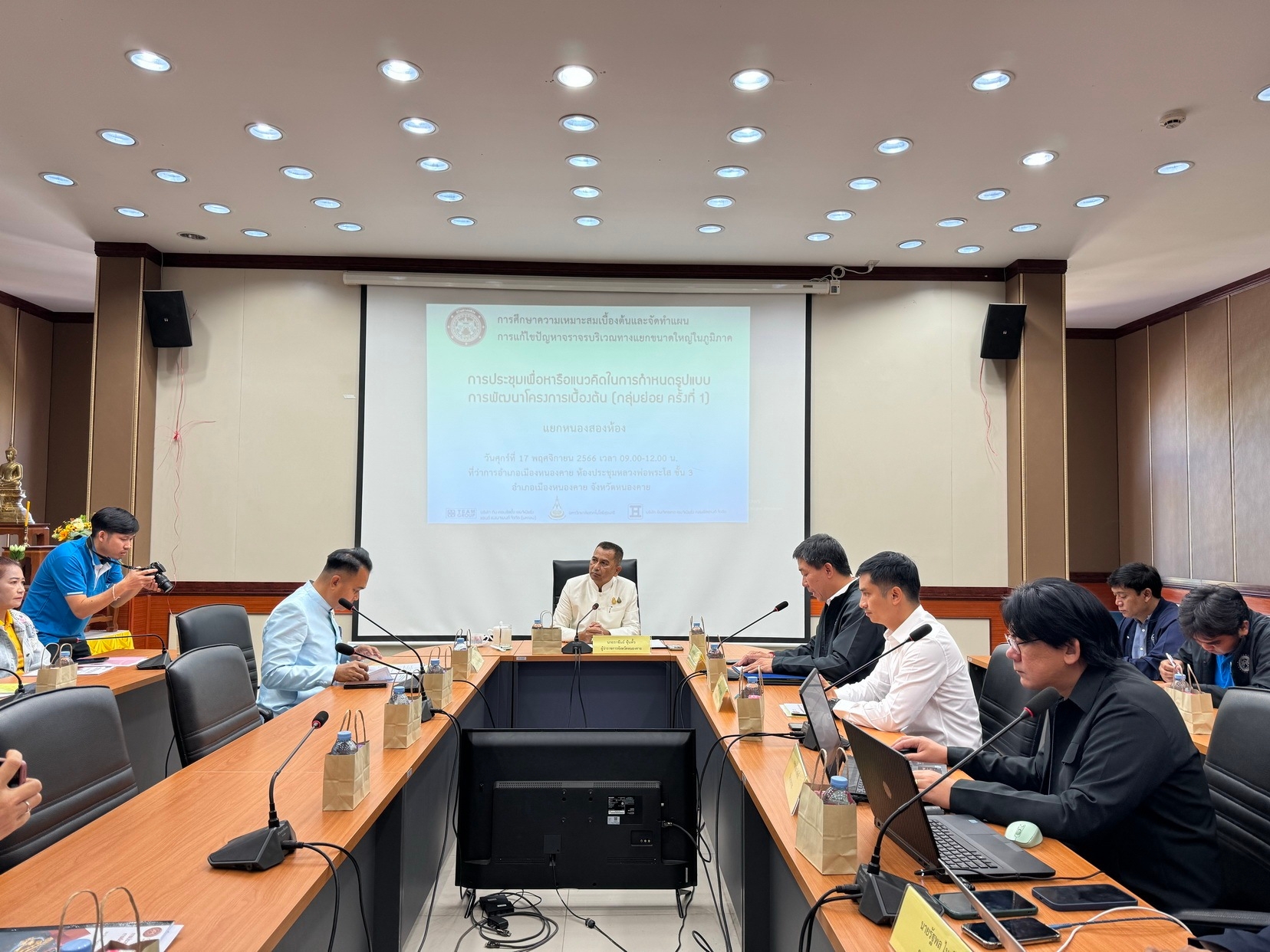 พช.หนองคาย ร่วมการประชุมเพื่อหารือแนวทางในการกำหนดรูปแบบการพัฒนาโครงการเบื้องต้น (กลุ่มย่อย ครั้งที่ 1 สี่แยกหนองสองห้อง) การศึกษาความเหมาะสมเบื้องต้นและจัดทำแผนการแก้ไขปัญหาจราจร บริเวณทางแยกขนาดใหญ่ในภูมิภาค