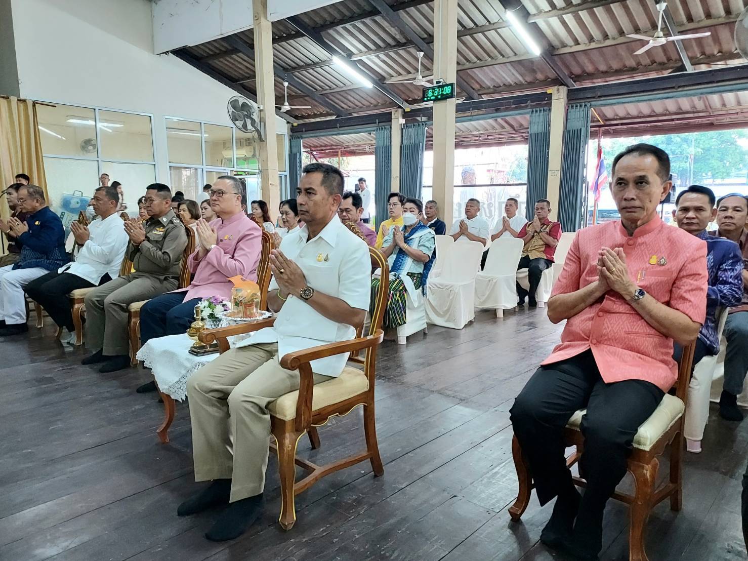 พช หนองคาย ร่วมกิจกรรม “นุ่งผ้าไทย ใส่บาตรริมโขง” เนื่องในโอกาสฉลองพระชนมายุ 8 รอบ สมเด็จพระอริยวงศาคตญาณ สมเด็จพระสังฆราช สกลมหาสังฆปริณายก