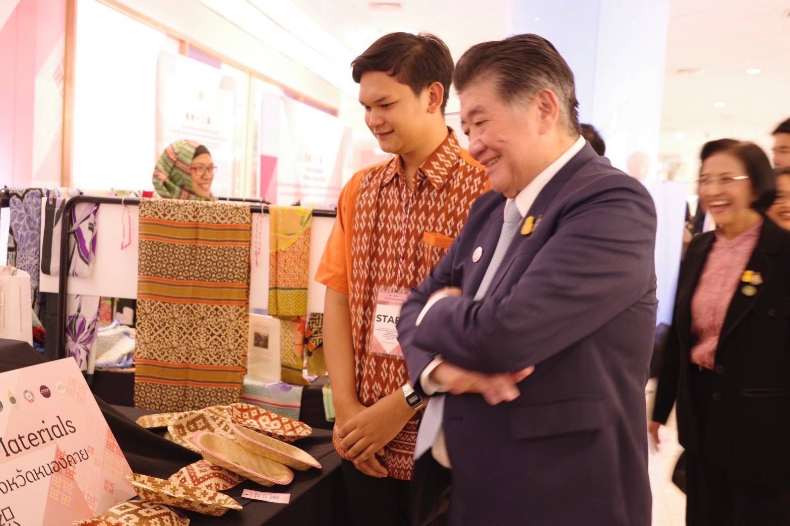 Young OTOP หนองคายก้าวไกลสู่สากล ร่วมกิจกรรมงานจัดจำหน่ายผลิตภัณฑ์ ณ ห้างสรรพสินค้า Shanghai Super Brand Mall สาธารณรัฐประชาชนจีน