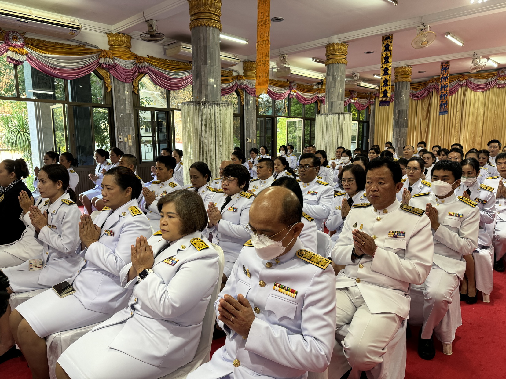 พช.หนองคาย ร่วมพิธีสวดพระพุทธมนต์และพิธีทำบุญตักบาตร เนื่องในวันสมเด็จพระมหาธีรราชเจ้า 25 พฤศจิกายน 2566