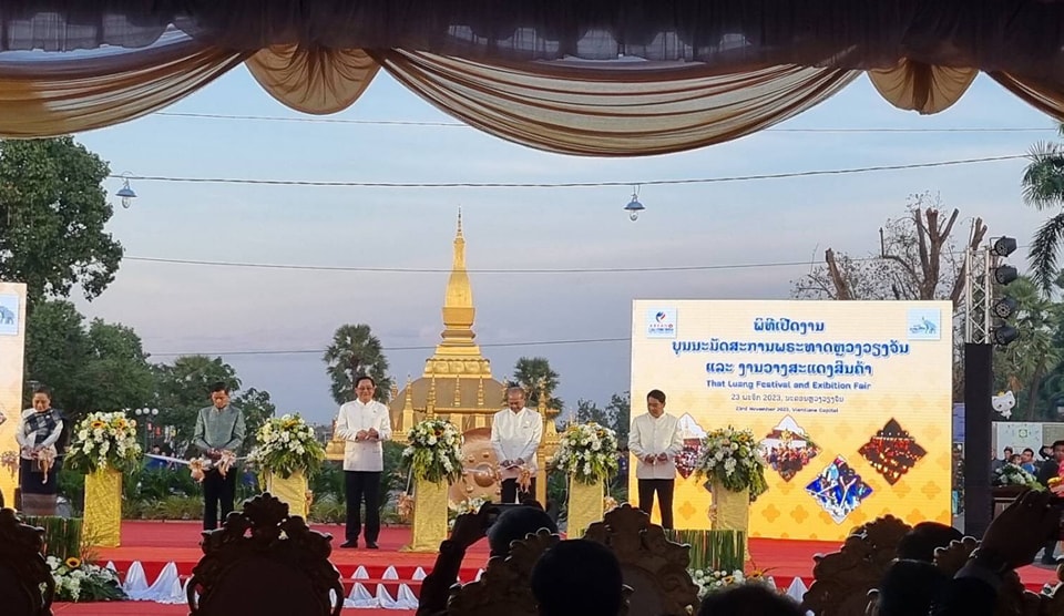พช.หนองคาย ร่วมพิธีเปิดงานบุญนมัสการพระธาตุหลวง ประจำปี 2566 พร้อมจัดแสดงและจำหน่ายสินค้าผลิตภัณฑ์ OTOP สินค้าของดีของเด่น ของจังหวัดหนองคาย ณ นครหลวงเวียงจันทน์ สาธารณรัฐประชาธิปไตยประชาชนลาว