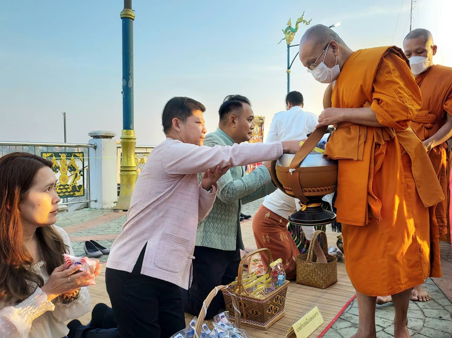 พช หนองคาย ร่วมกิจกรรม “นุ่งผ้าไทย ใส่บาตรริมโขง” เนื่องในโอกาสฉลองพระชนมายุ 8 รอบ สมเด็จพระอริยวงศาคตญาณ สมเด็จพระสังฆราช สกลมหาสังฆปริณายก